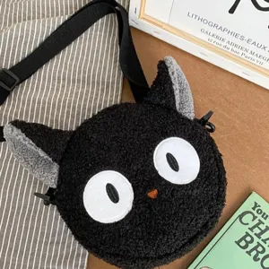 Vue détaillée d'un mignon sac à bandoulière en peluche chat noir en laine d'agneau