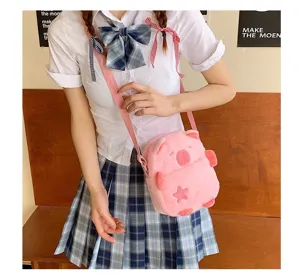 Sac bandoulière mignon en peluche capybara rose présenté dans un style écolière doux