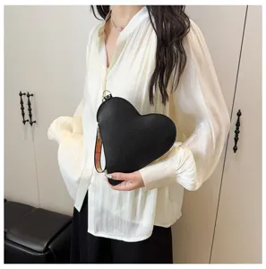 Elegante bolso de mano negro con forma de corazón y correa estampada para mujeres