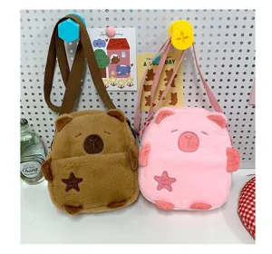Deux adorables sacs à bandoulière en peluche capybara marron et rose pour filles.
