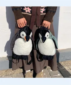 Nahaufnahme von weichen Pinguin-Plüschrucksäcken mit süßen, realistischen Tierformen.