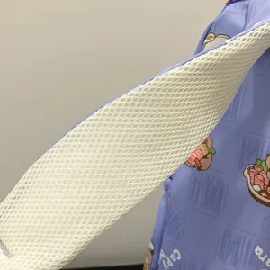 Λεπτομέρεια της αναπνέουσας λευκής διχτυωτής τιράντας σε σχολική τσάντα με χαριτωμένα σχέδια