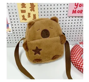 Photo détaillée du sac bandoulière en peluche capybara brun dans un cadre confortable