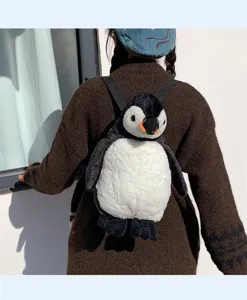 Rückansicht eines Schülers mit einem niedlichen Plüsch-Pinguin-Rucksack aus Fell