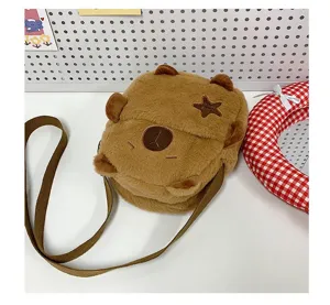 Détail du sac à bandoulière capybara en peluche marron avec une broderie d'étoile