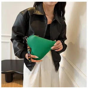 Elegante monedero verde con forma de corazón y correa de mano colorida LOVE chic