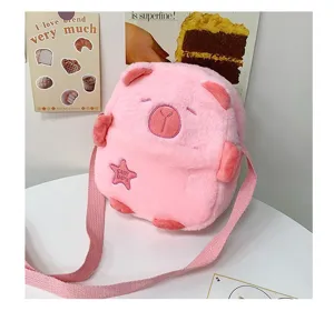 Vue détaillée du sac bandoulière Capybara en peluche rose de la collection A/H 2025.