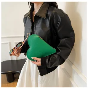 Elegante bolso de mano verde con forma de corazón en cuero granulado y correa LOVE.