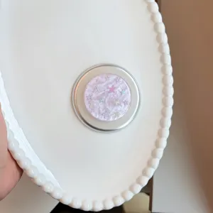 Primer plano de soporte para móvil de mármol rosa con bonitos patrones de estrellas