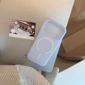 Détail macro d'une coque en silicone liquide mate lavande translucide avec MagSafe