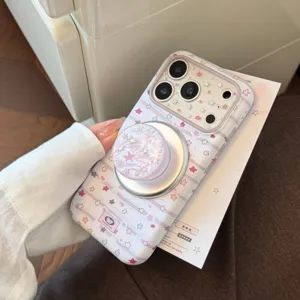 Detalle de una funda para iPhone rosa con estrellas y un soporte magnético pop socket a juego.
