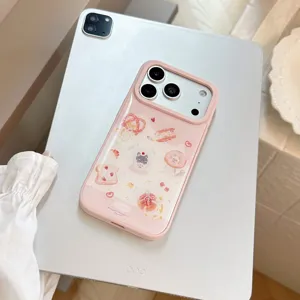 Gros plan d'une coque rose avec motifs de pain à la fraise et de chaton mignon.