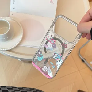 Macro dettagliata della custodia trasparente per iPhone con scarabocchi di cani e gatti