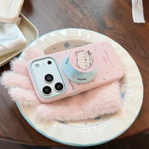 Gros plan d'une coque iPhone chat de dessin animé rose avec un support pop socket bleu