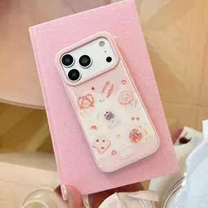 Détail d'une coque rose pour iPhone avec de mignonnes illustrations de chats et pain