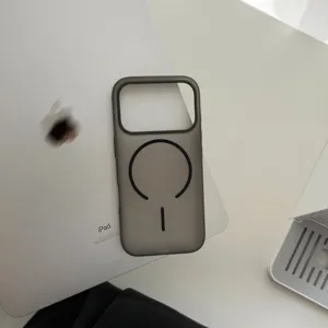 Détail d'une coque magnétique mate semi-transparente placée sur une surface iPad.