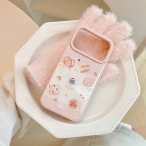 Gros plan d'une coque iPhone rose avec d'adorables chats et pains aux fraises