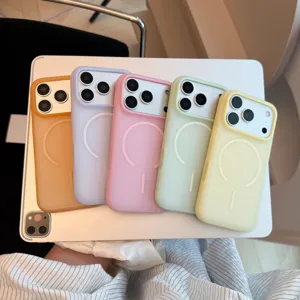 Détail de cinq coques iPhone en silicone liquide magnétique mat semi-transparent pastel.