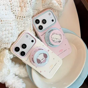 Gros plan de coques de téléphone chat et chien avec supports magnétiques