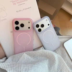 Coques MagSafe givrées semi-transparentes en silicone liquide rose et lavande
