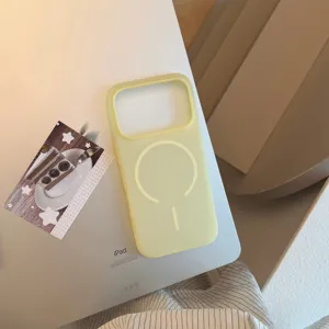Détail de la coque MagSafe en silicone liquide jaune mat sur le dos d'une tablette