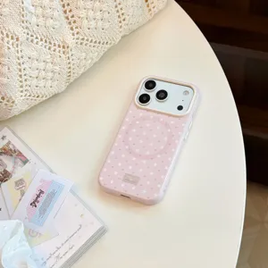 Αισθητική λεπτομέρεια ροζ θήκης iPhone με λευκά αστέρια και υποστήριξη δακτυλίου MagSafe