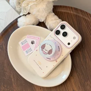 Gros plan de la coque iPhone blanc crème avec un pop socket chien et des étoiles