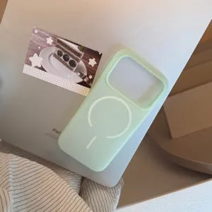 Détail de la coque iPhone en silicone liquide vert menthe mat avec anneau MagSafe