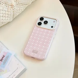 Χαριτωμένη ροζ θήκη iPhone με λευκά αστέρια και καρδιές, μινιμαλιστική λεπτομέρεια εικόνας.