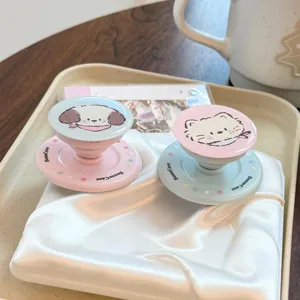 Détail des supports de téléphone extensibles chat et chiot en couleurs pastel doux