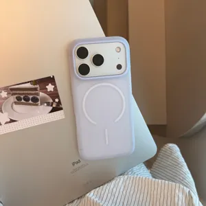 Détail de la coque en silicone MagSafe violet mat sur un fond d'iPad argenté lisse.