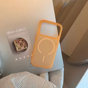 Détail d'une coque de téléphone MagSafe orange givrée translucide posée sur un ordinateur