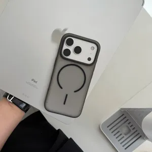 Vue détaillée de la coque iPhone givrée semi-transparente avec anneau magnétique