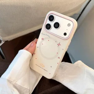 Vue détaillée de la coque iPhone MagSafe blanc crème avec motif chiot mignon et étoiles