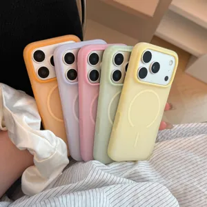 Vue macro de cinq coques en silicone liquide magnétique mates colorées pour iPhone