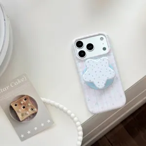 Detailansicht einer karierten magnetischen iPhone-Hülle mit süßem sternförmigem Griff.