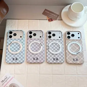 Détail de quatre coques iPhone à carreaux avec supports à anneau magnétique rotatif
