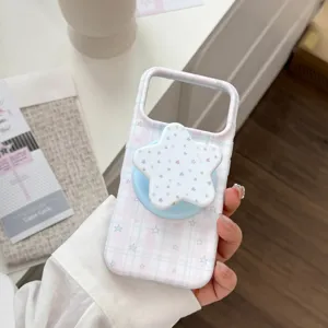 Detail einer zartrosa karierten iPhone-Hülle mit einem süßen sternförmigen Griff.