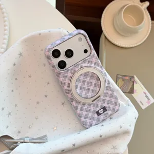 Gros plan sur la coque iPhone à carreaux violets avec anneau rotatif magnétique.