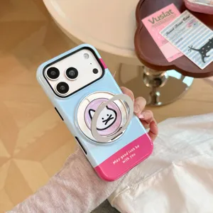 Gros plan d'une coque iPhone bicolore avec anneau magnétique et chat
