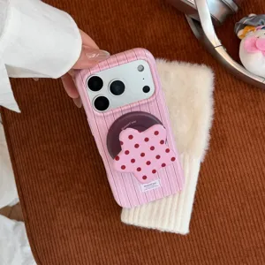Κοντινό πλάνο ροζ ριγέ θήκης iPhone με χαριτωμένη μαγνητική βάση αστεριού με πουά σχέδιο