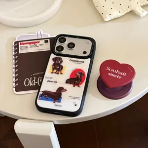 Détail de la coque iPhone avec illustrations de teckel et support de téléphone en cœur