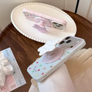 Détail d'une coque iPhone à pois colorés avec un support magnétique en forme d'étoile.