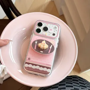 Détail du support 3D chiot dessert sur coque iPhone rose dans une assiette