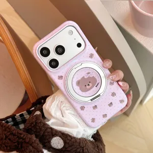 Détail d'une coque iPhone rose avec motifs d'ours et support magnétique rotatif