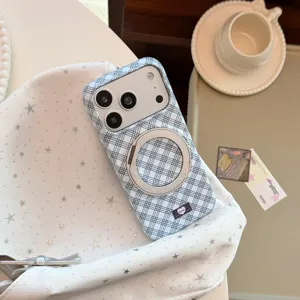Gros plan d'une coque iPhone à carreaux bleus avec support magnétique rotatif