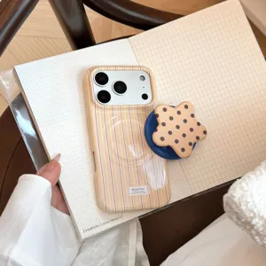 Λεπτομέρεια της ριγέ θήκης iPhone με μαγνητική βάση σε σχήμα αστεριού με πουά σχέδιο.