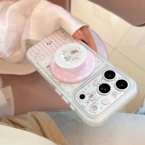 Gros plan sur une coque iPhone mignonne avec support rétractable rose et motif.
