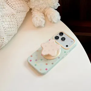 Détail de la coque iPhone à pois de couleur bonbon avec un support de téléphone en forme d'étoile