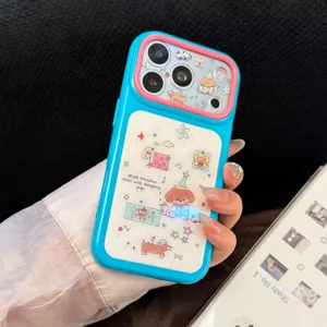 Détail d'une coque iPhone avec chien de dessin animé, bordure bleue et motifs étoiles